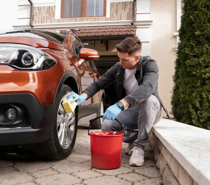 Lavage auto à domicile Maucor : professionnel intervenant sur un véhicule